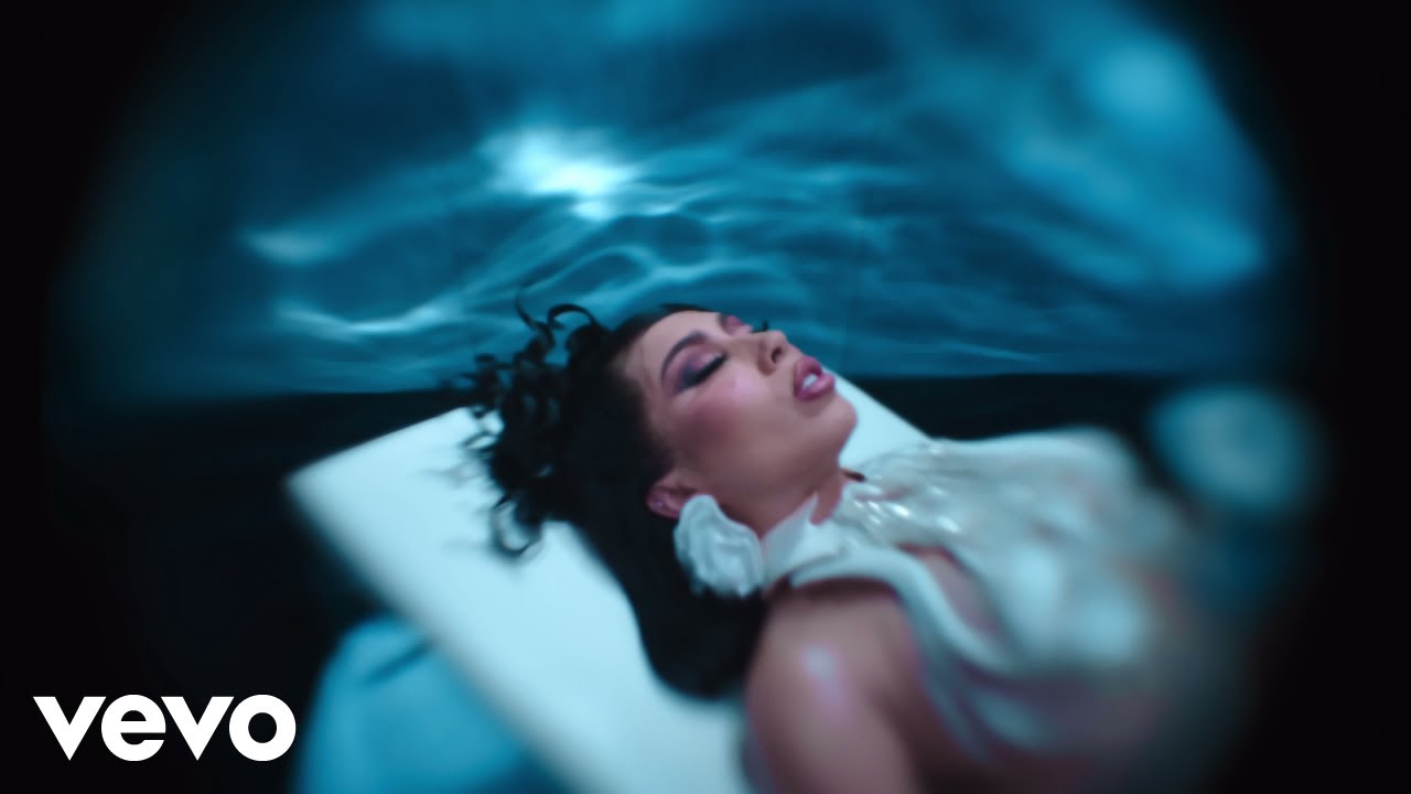 Kali Uchis – fue mejor feat. SZA (Official Video)