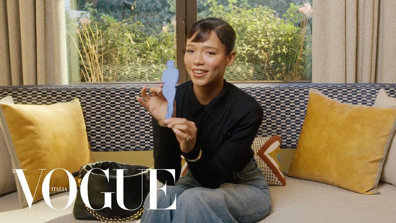 Taylor Russell rivela cosa custodisce nella sua borsa | Vogue Italia